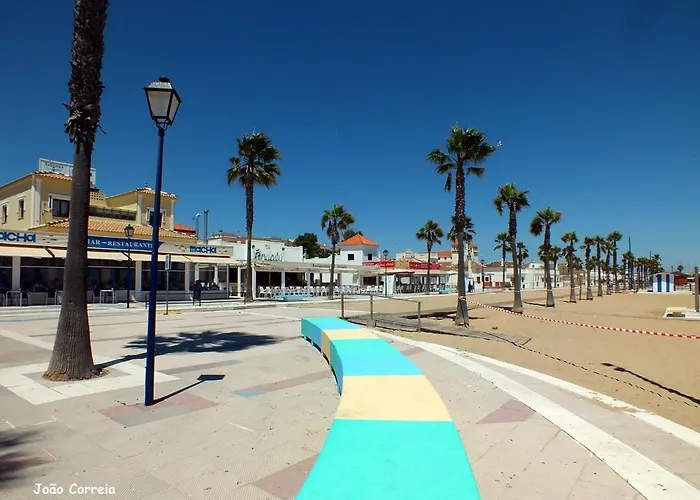 Gran adosado de esquina muy cerca de la playa en la Antilla